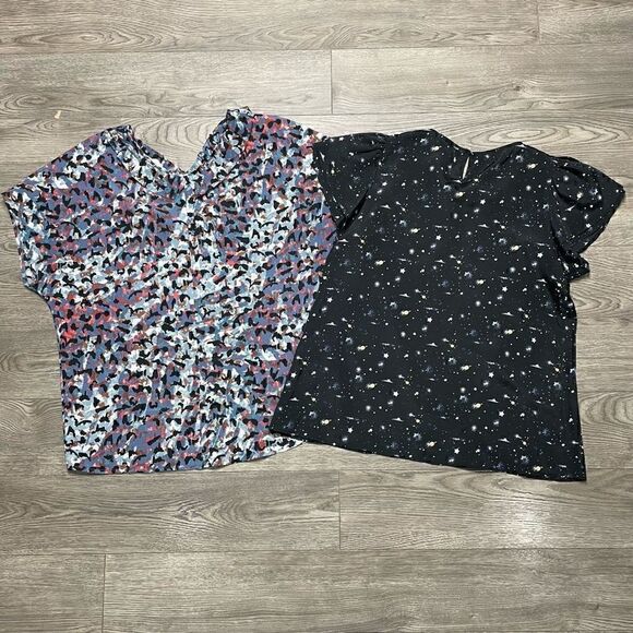 BCBG Blouses Set of 2 Tops Womens Size S - M Loose Fitting Short Sleeve - Picture 7 of 7